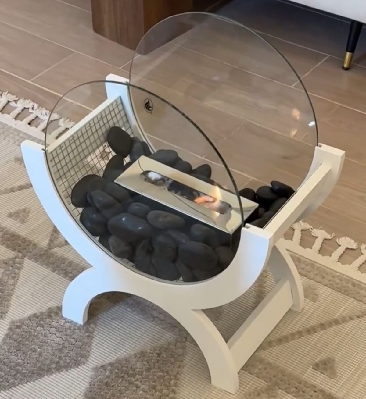 ⁦مدفأة أوربية فاخرة بحجم كبير⁩ - الصورة ⁦1⁩